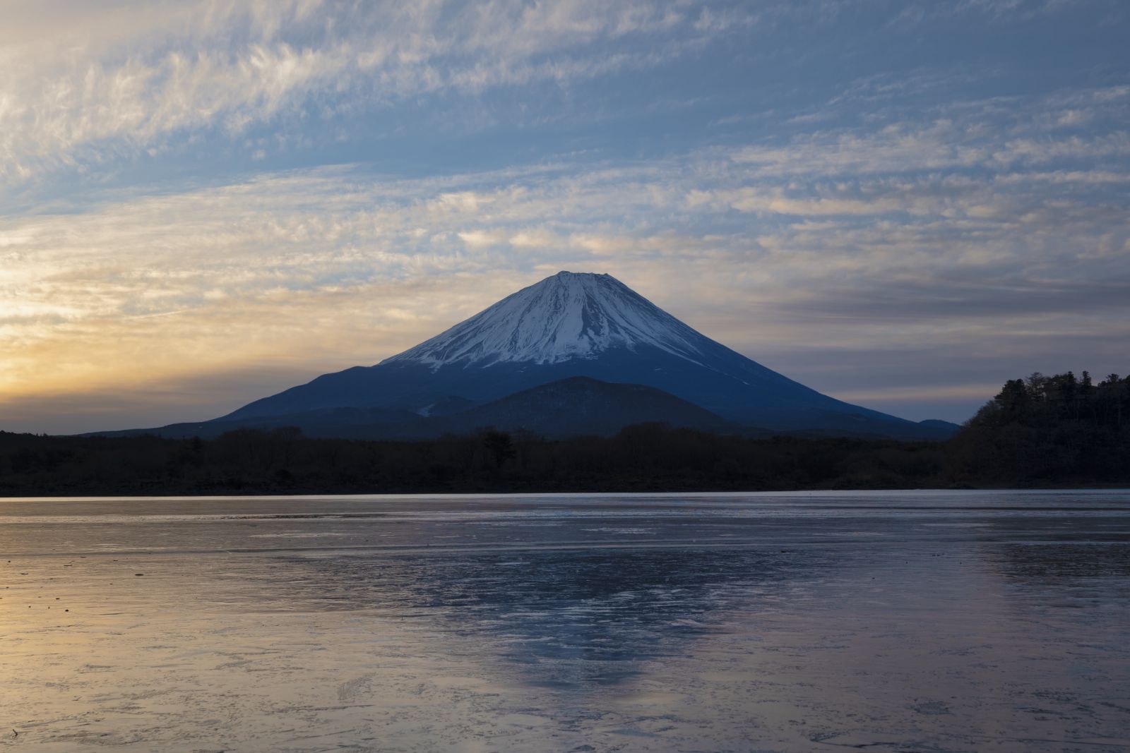 Mt Fuji over the frozen Lake Shoji (Photo: GettyImages)