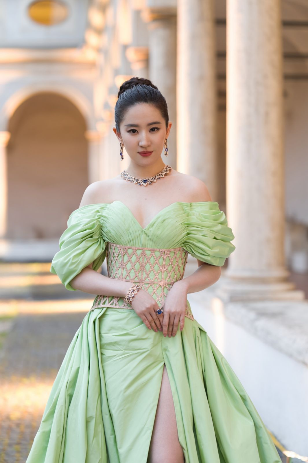 劉亦菲以翠綠色Tamara Ralph 2024春夏高級訂製系列搭配寶格麗彩寶作品。(Photo: Bulgari)