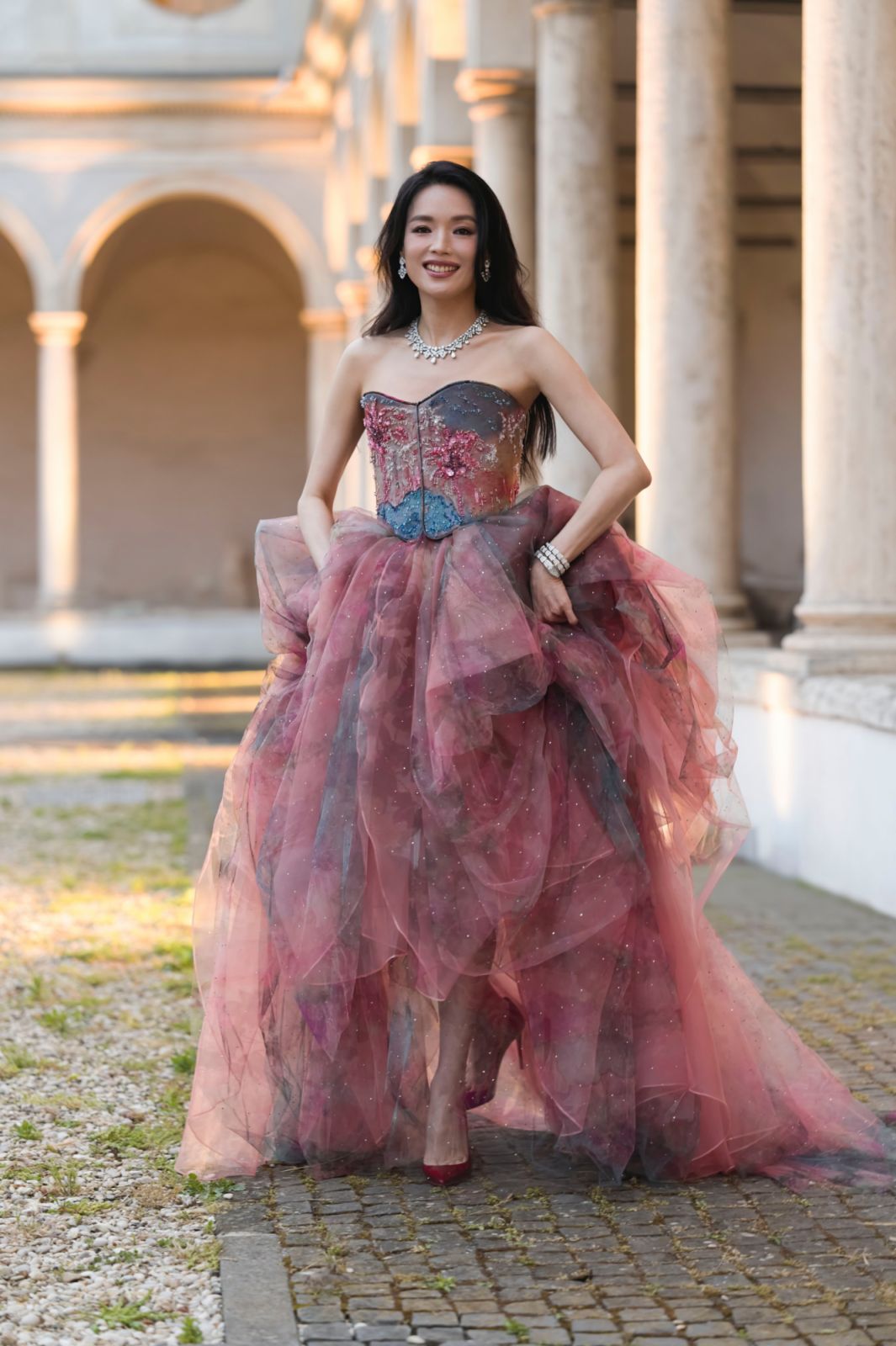 舒淇佩戴寶格麗珠寶作品搭配Armani Privé 2024年春夏高級訂製系列禮服。(Photo: Bulgari)