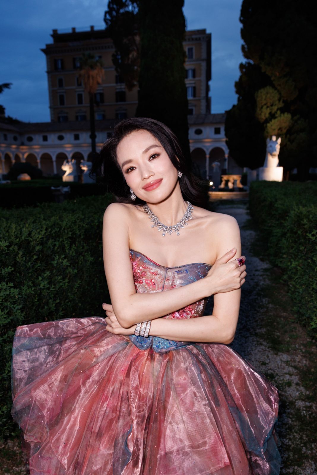 舒淇佩戴寶格麗珠寶作品搭配Armani Privé 2024年春夏高級訂製系列禮服。(Photo: Bulgari)
