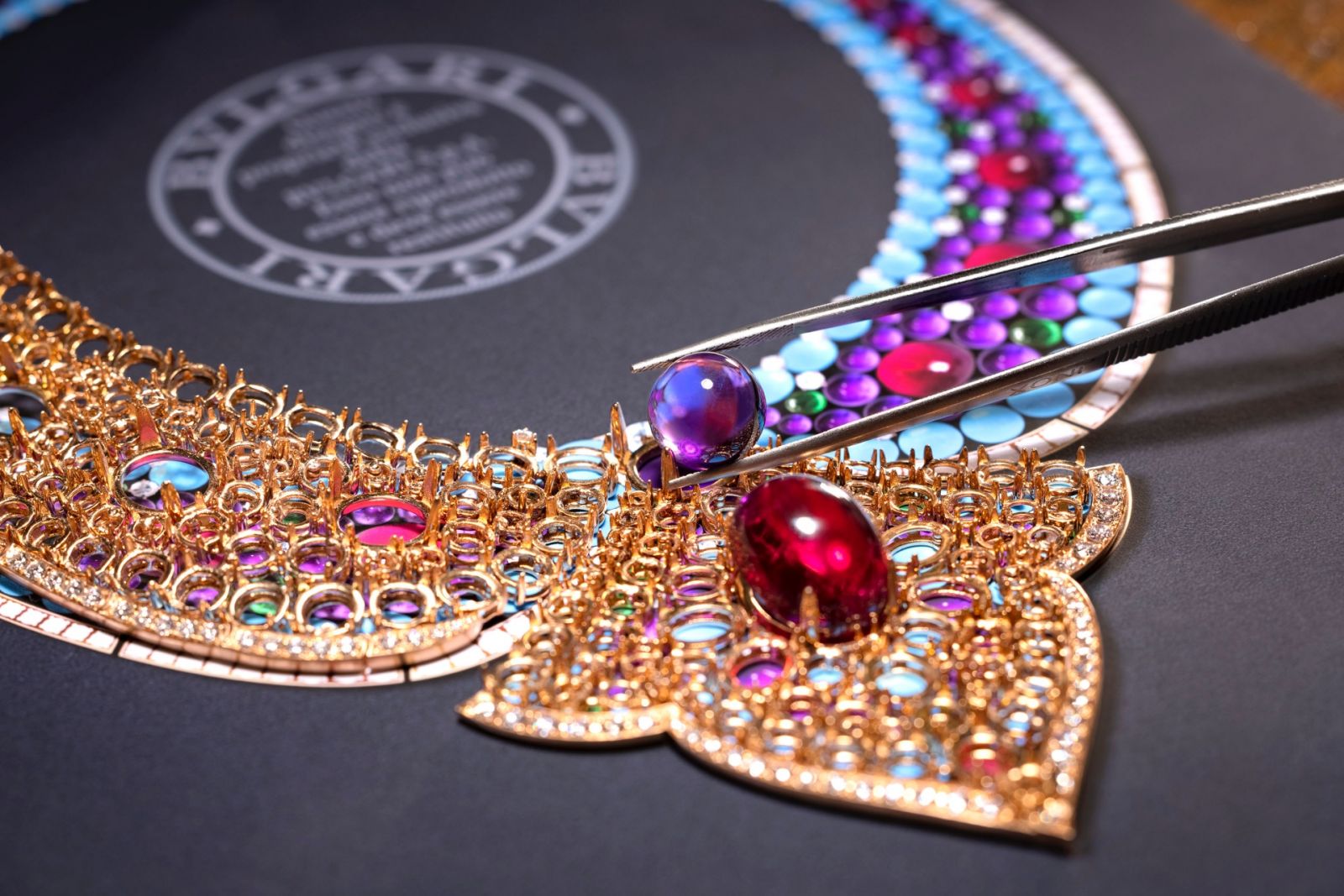蛋面切割的寶石一顆顆被鑲嵌在蓮花般展開的圖騰上。(Photo: Bulgari)