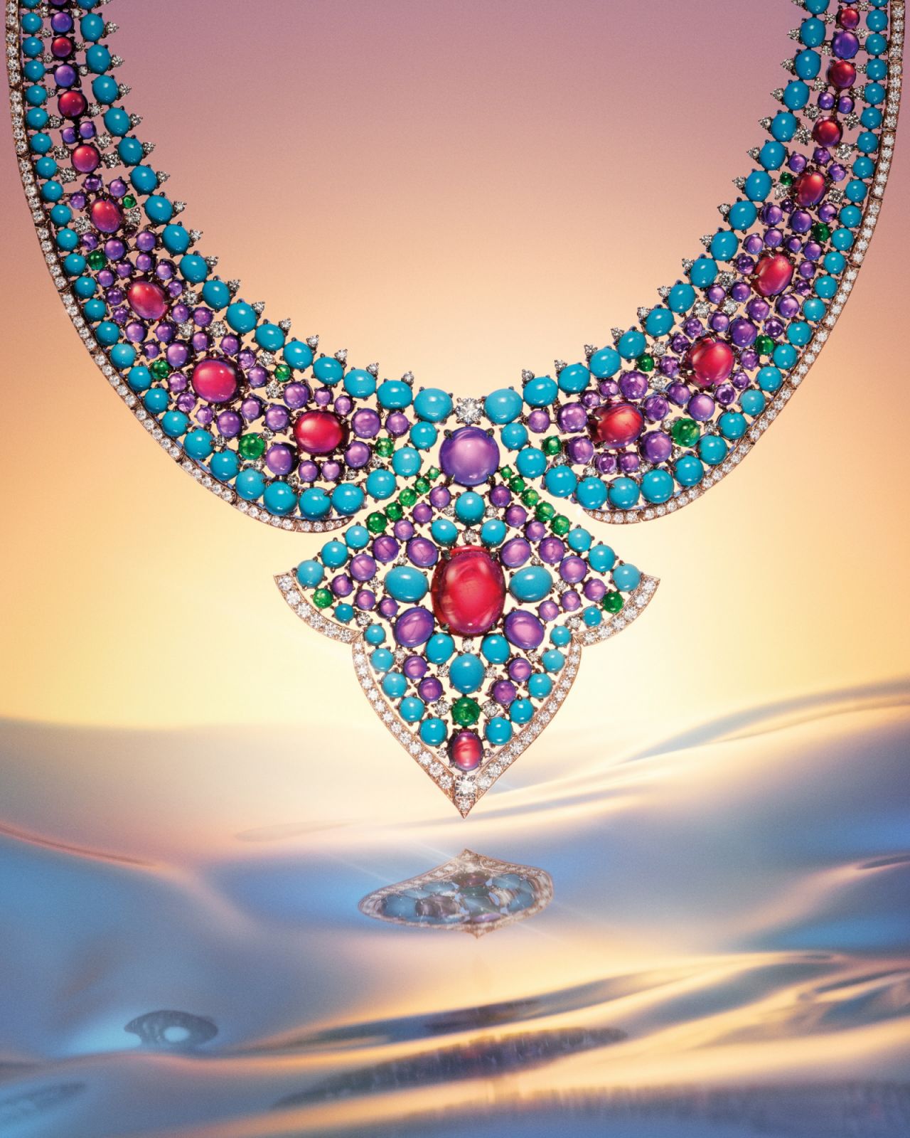 Lotus Cabochon蛋面切割蓮花彩寶與鑽石項鍊。(Photo: Bulgari)