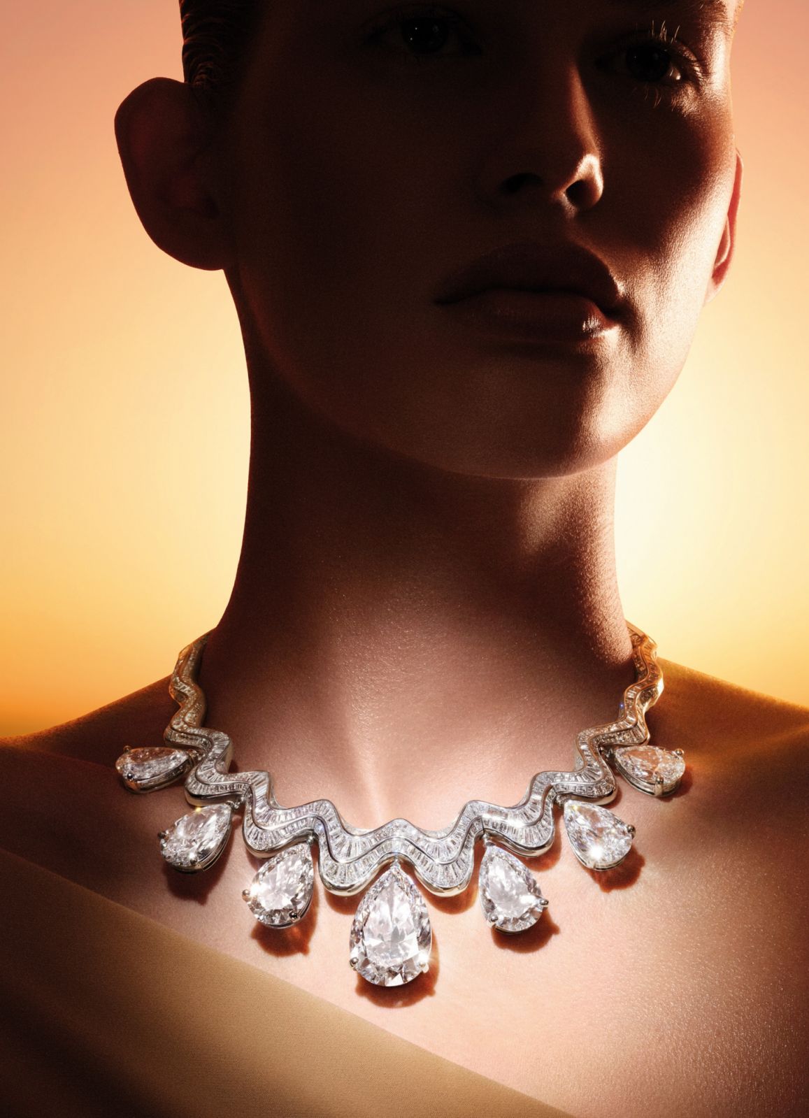 模特兒佩戴Serpenti Aeterna 靈蛇永恆頂級鑽石項鍊。(Photo: Bulgari)