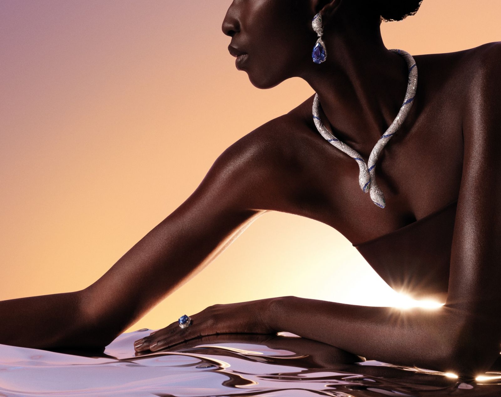 模特兒佩戴Sapphier Echo靈蛇藍寶石回音頂級珠寶項鍊。(Photo: Bulgari)
