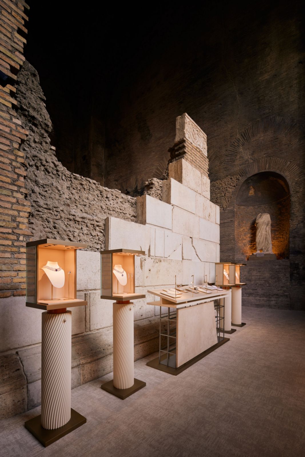 借用浴場的Aula X空間,寶格麗把Aeterna系列作品展示於其中。(Photo: Bulgari)