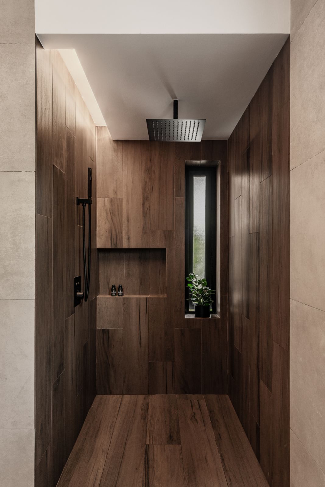 The wood-clad shower area (Photo: The Space Storyteller)