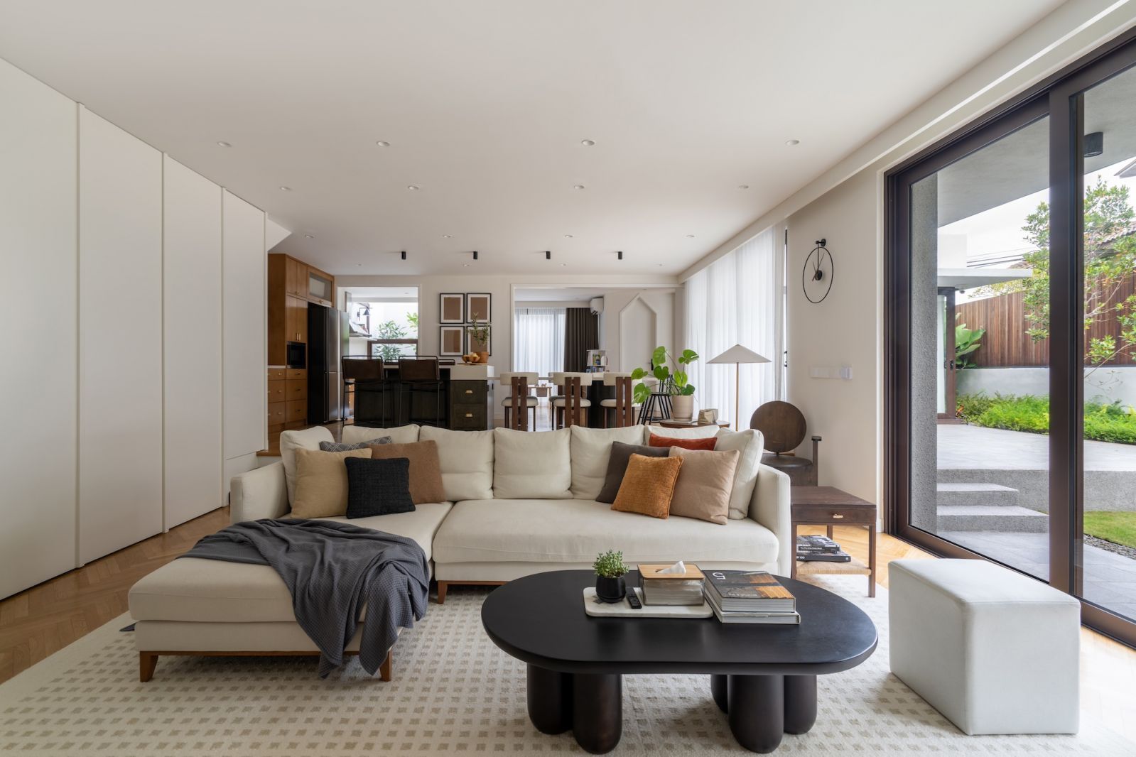 An open-plan interior with minimal internal walls and Herringbone wood flooring (Photo: BricksBegin)