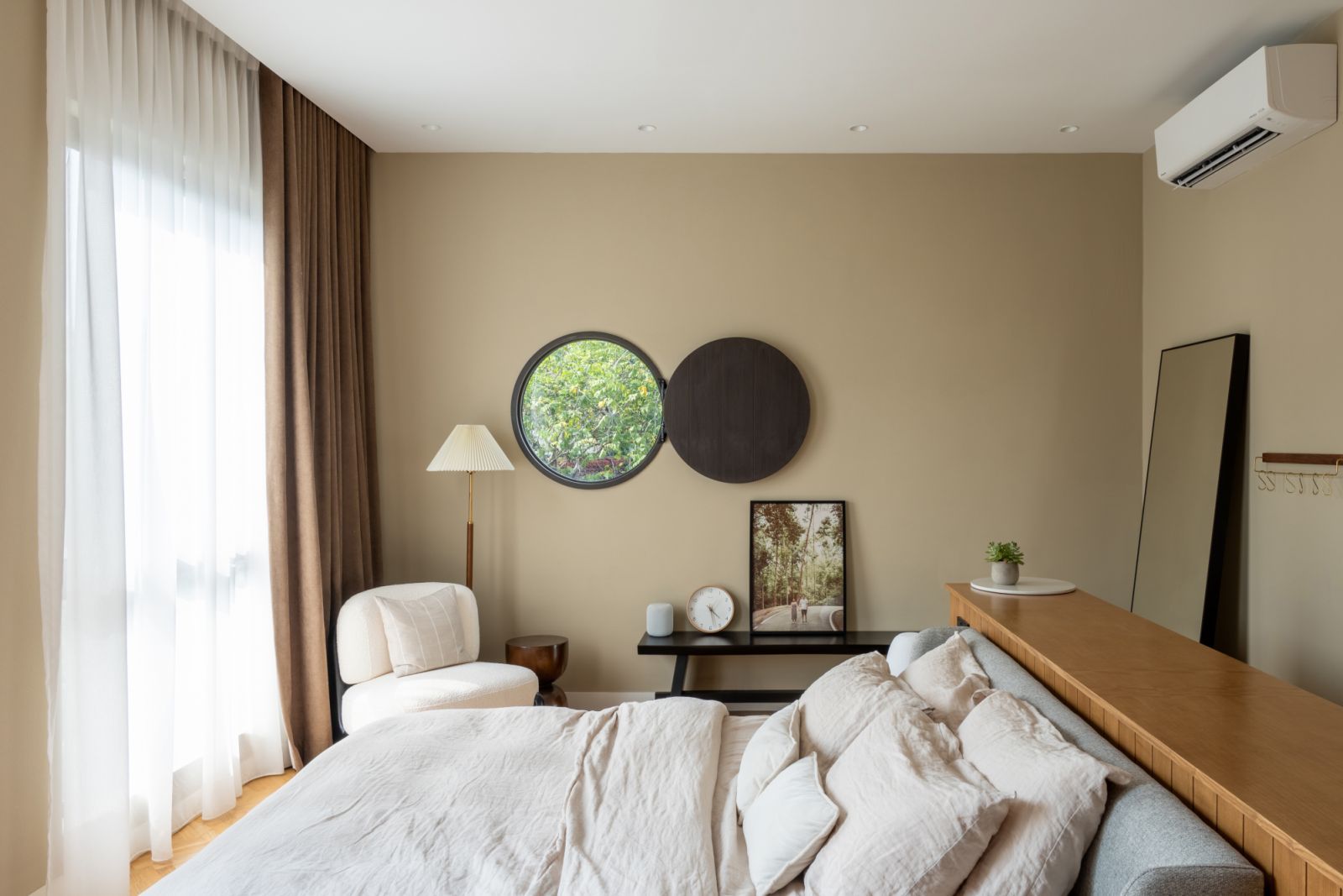 The master bedroom with its porthole window (Photo: BricksBegin)