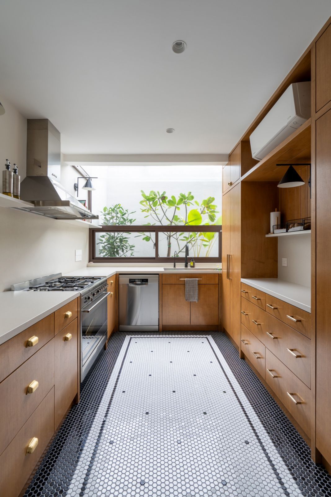 The kitchen with beautifully finished cabinets (Photo: BricksBegin)