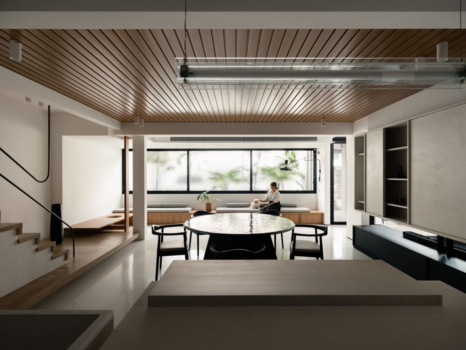 Stainless steel finishing cabinets and sleek porcelain countertops (Photo: TWJPTO)