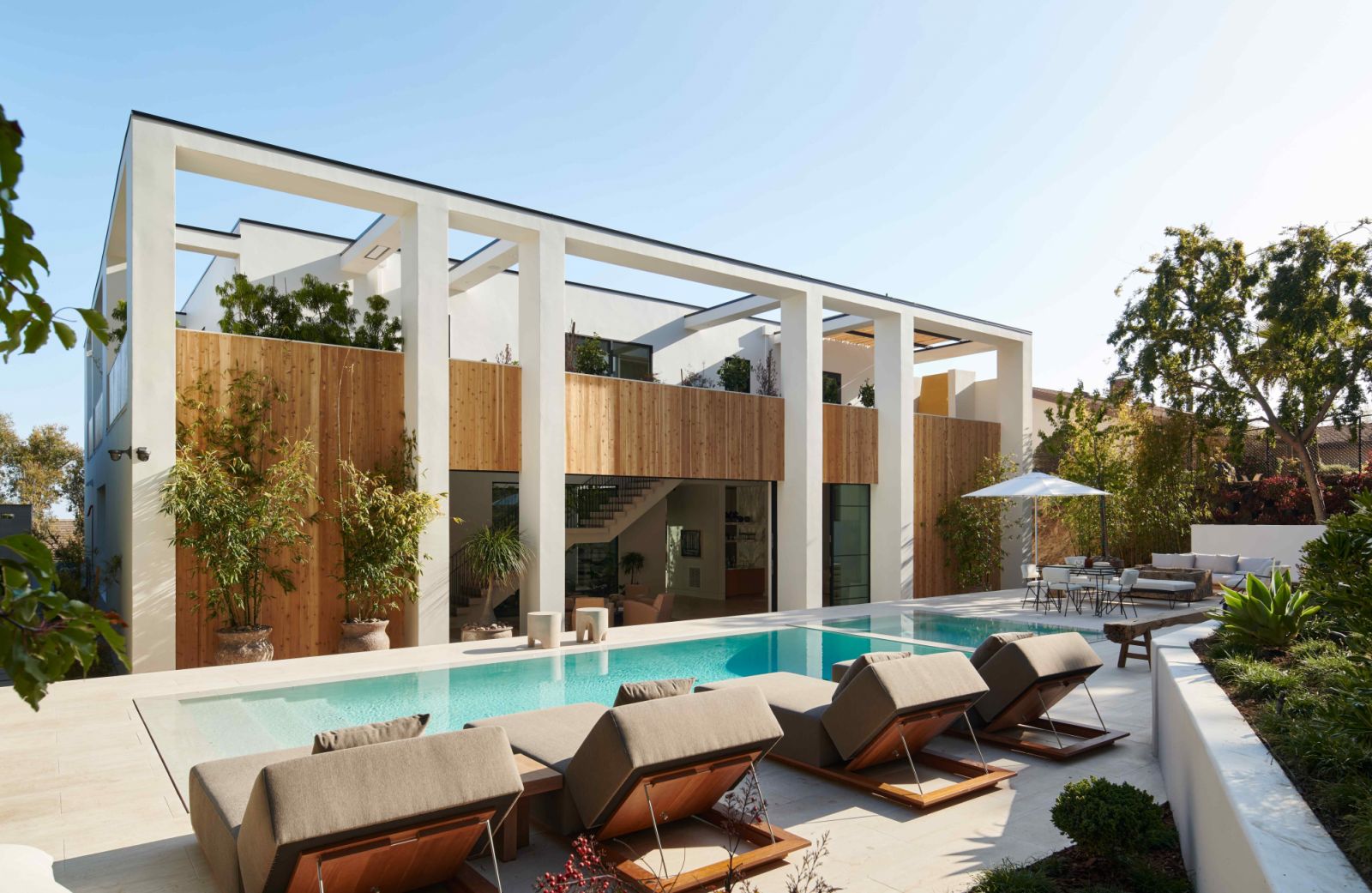 Large wraparound colonnades inspired by 1960s Los Angeles architecture (Photo: Nils Timms)