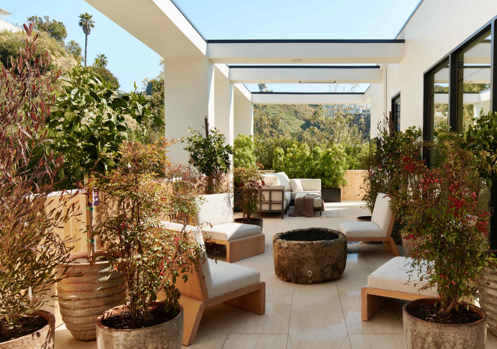 Privacy and separation for the guest rooms on the interconnecting terraces (Photo: Nils Timms)