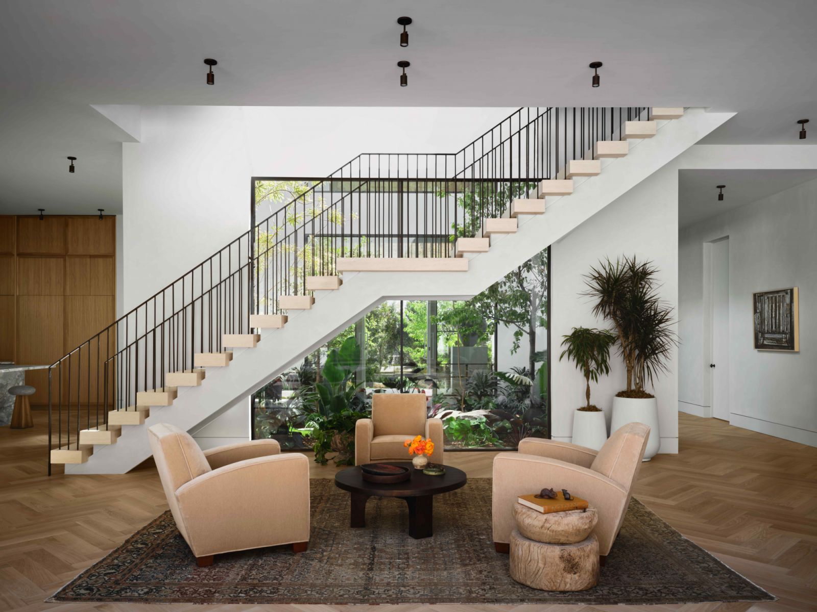 Mid-century club chairs in the indoor-outdoor atrium (Photo: Douglas Friedman)