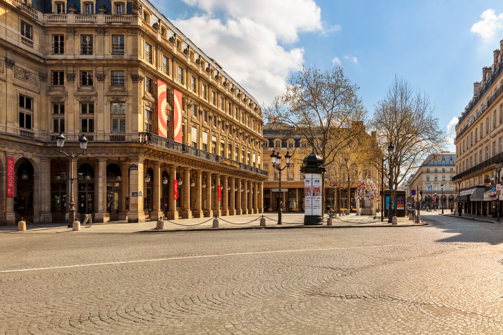 Place Colette, La Comédie Française et le Kiosque des Noctambules sous confinement du Covid-19 le 31 mars 2020 à Paris, France (Photo by Bruno de HOGUES/Gamma-Rapho via Getty Images)