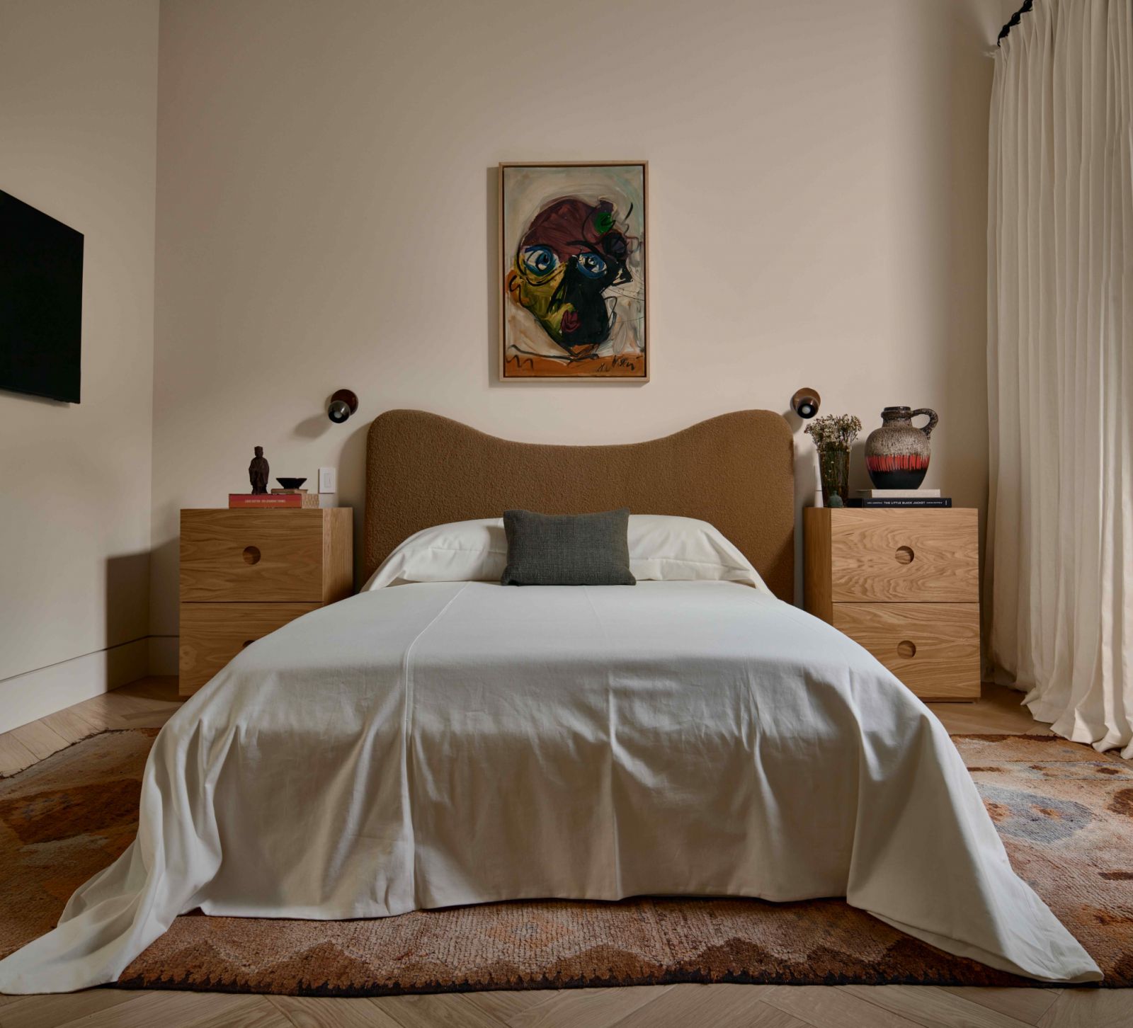 A monotone palette and comfortable contemporary furnishing (Photo: Nils Timms)