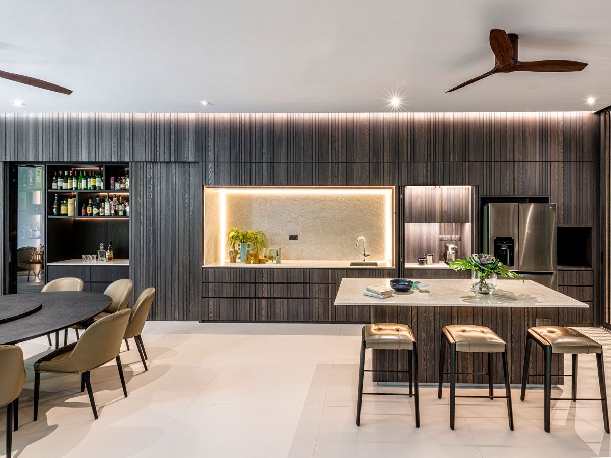 The dry kitchen’s island and countertops are clad in Cosentino’s Dekton Liquid Shell surface