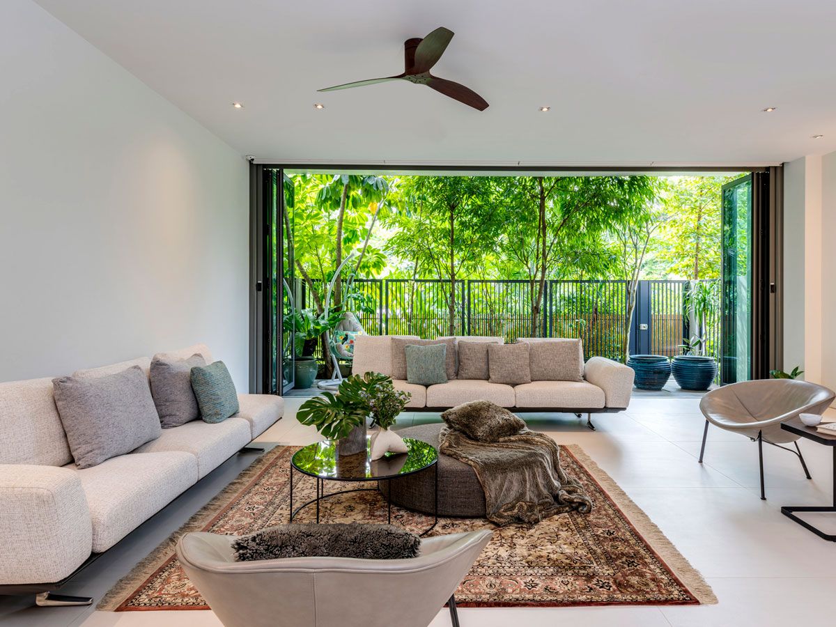 Folding glass doors open up to magnificent views of the greenery beyond and ensure cross-ventilation on the first floor