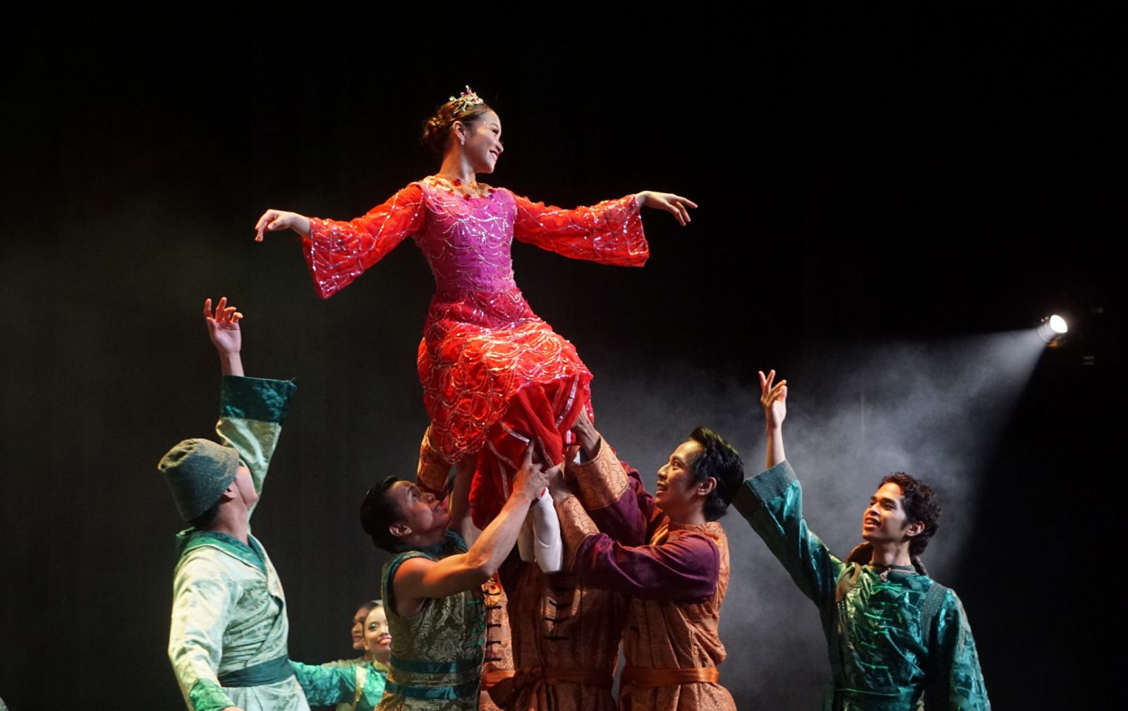 Filipina ballet dancer Pia Dames as Prinsesa Sing Sing being carried in ‘Ang Prinsipe ng Mga Ibon’