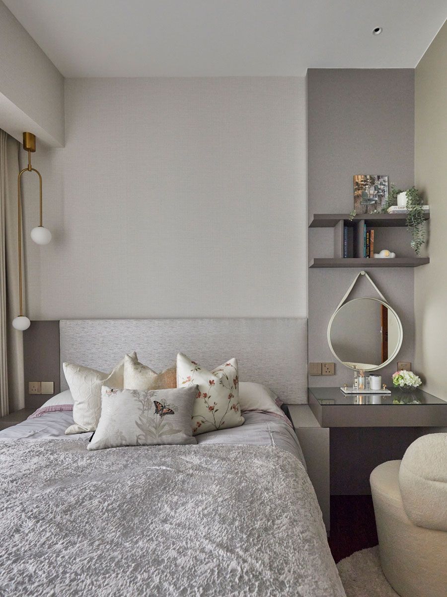 Curved elements in the guest room augment the cocooning feel of this space