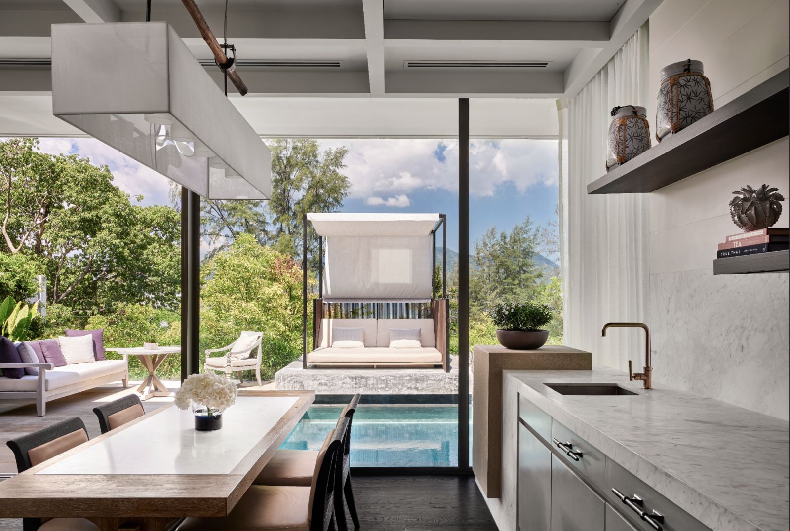 ห้องพักแบบ Partial Ocean View Pool Pavilion (ภาพ: โรงแรม โรสวูด ภูเก็ต)