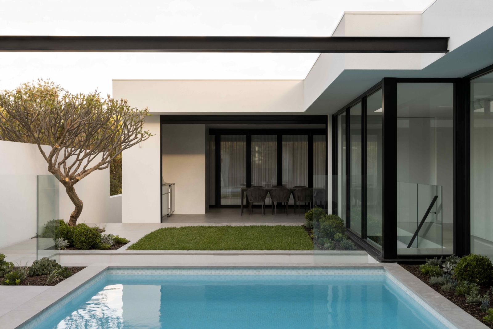 The house wraps around the pool and is inspired by Pierre Koening’s Stahl House