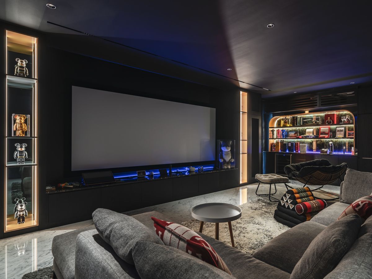 This entertainment den’s lighting elements showcase the family’s favourite collectibles and prized bottles