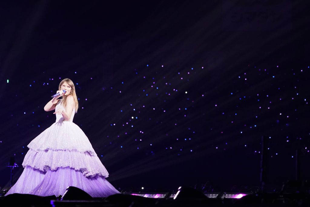 在東京的巡迴演唱會場上,泰勒絲穿上了Nicole+Felicia為她設計的造型服裝。(Photo by Christopher Jue/TAS24/Getty Images for TAS Rights Management )