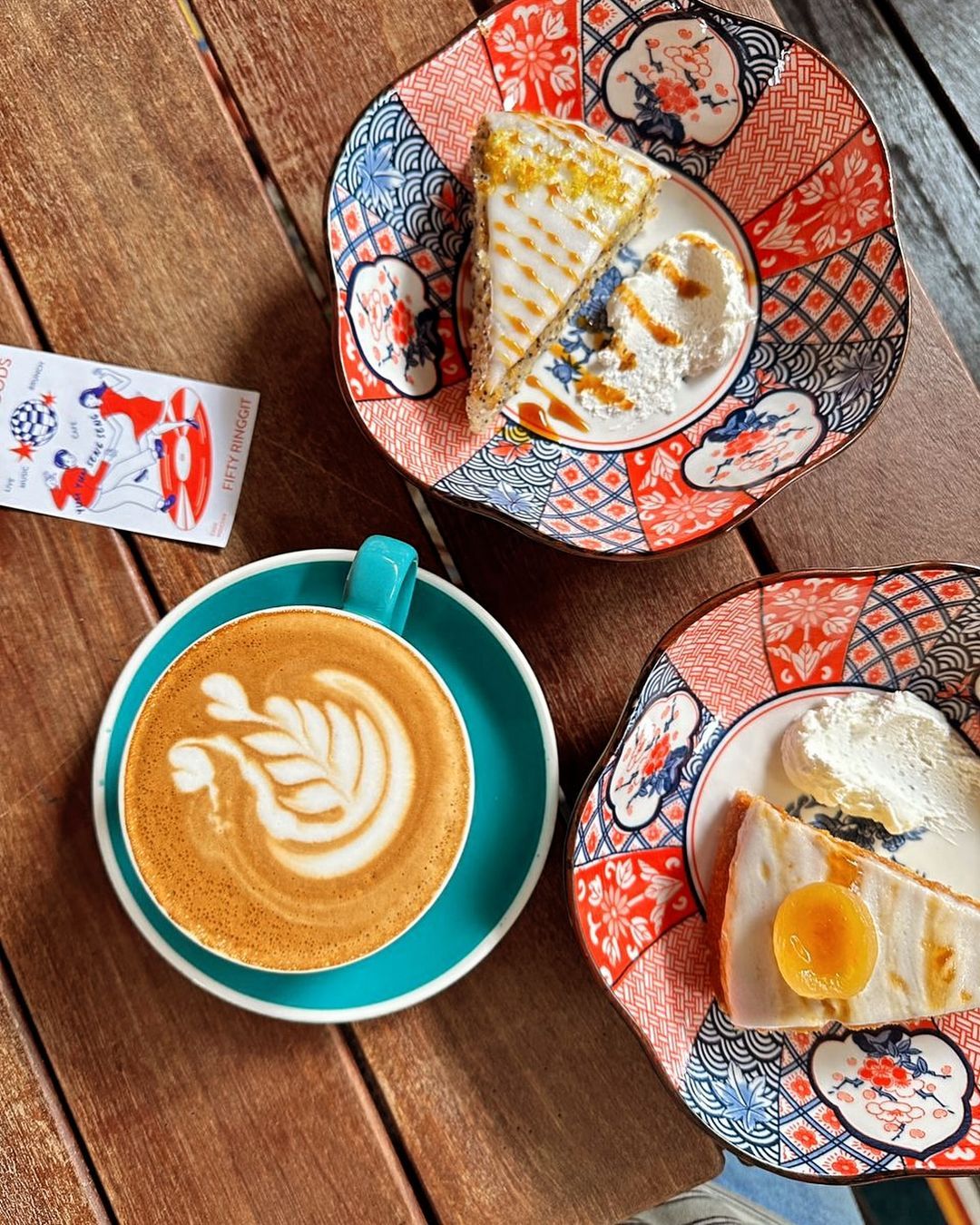 Coffee and slices of cake (Photo: Instagram / @yumyum_sengseng)