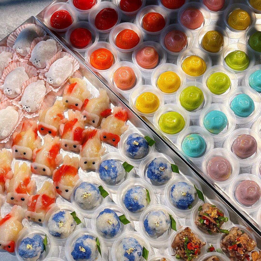 Colourful kuih and mochi (Photo: Instagram / @floccusfloccus)