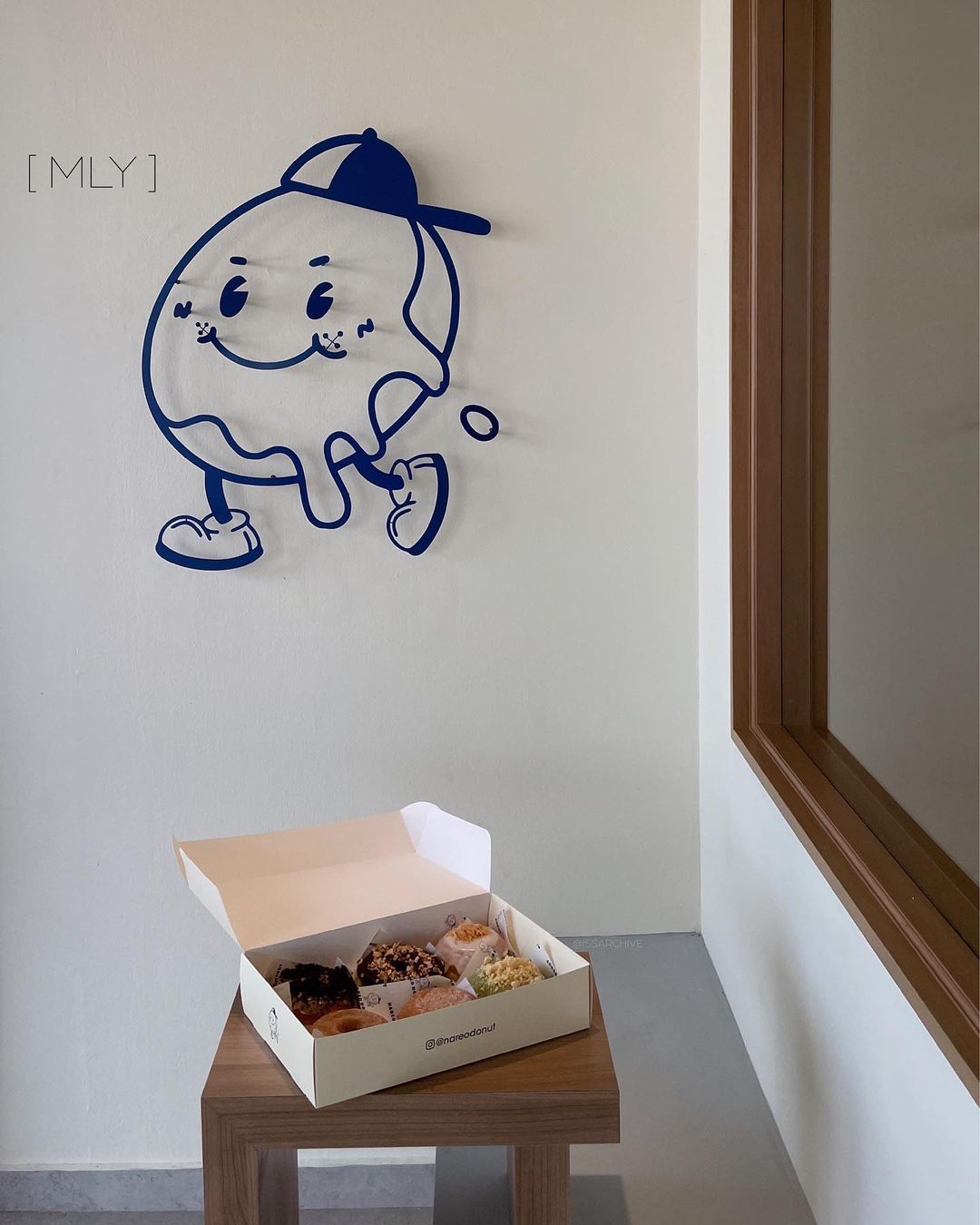 A box of donuts at Nareo Donut (Photo: Instagram / @issaarchive.jpg)