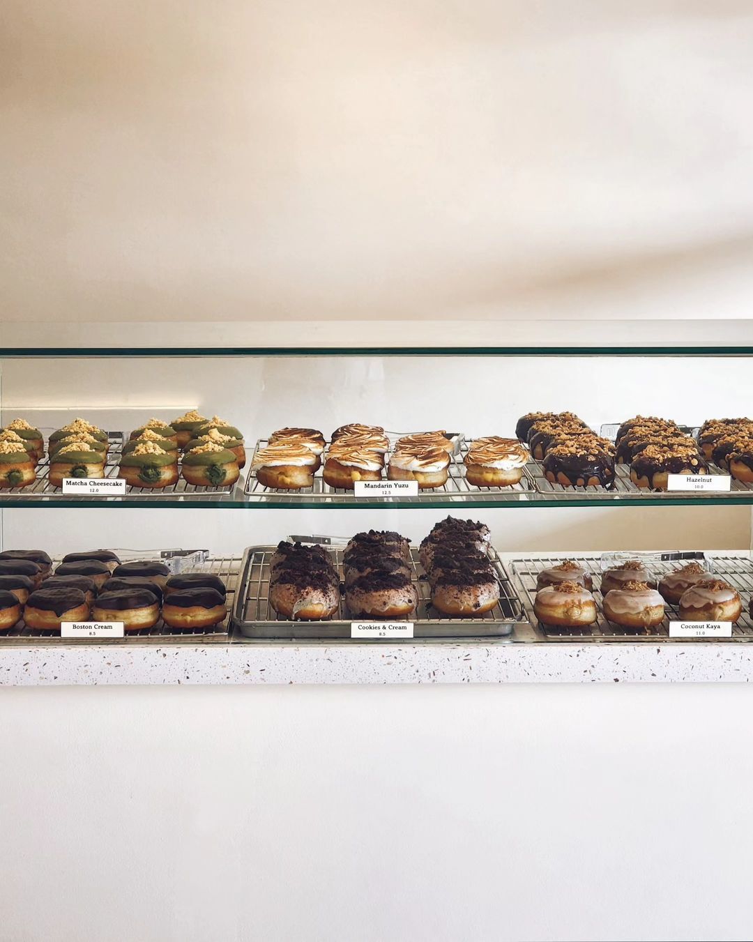 Nareo Donut’s pastry case of mandarin yuzu, matcha, Boston cream donuts, and more (Photo: Instagram / @psylancer)