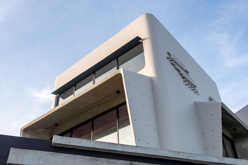 Concrete detailing on the facade