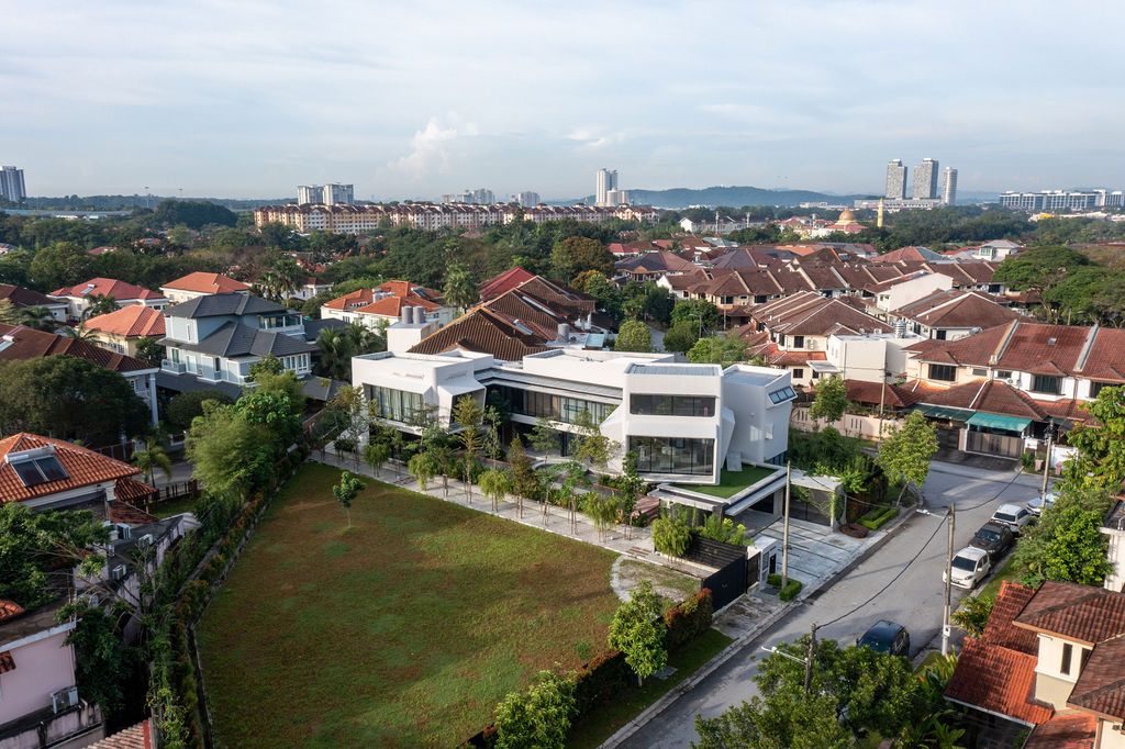 Surrounded by a mature neighbourhood