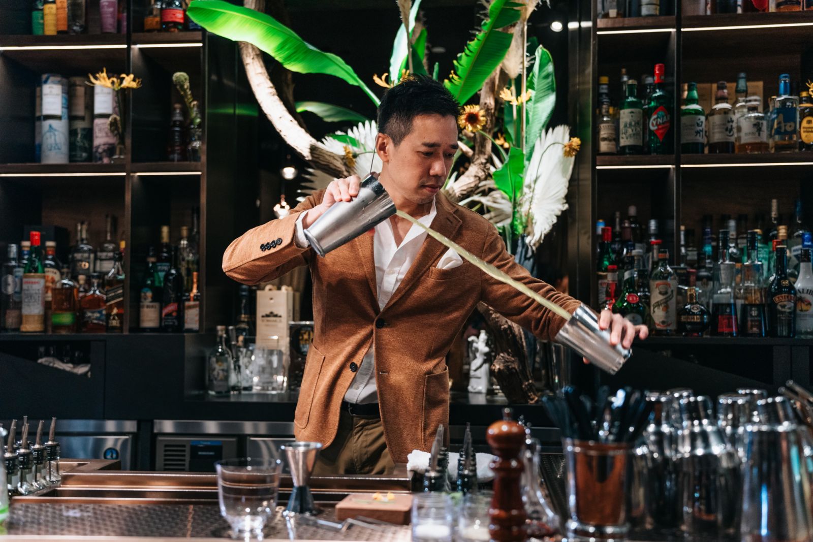 Wu crafting a signature cocktail (Photo: The RuMa Hotel and Residences)