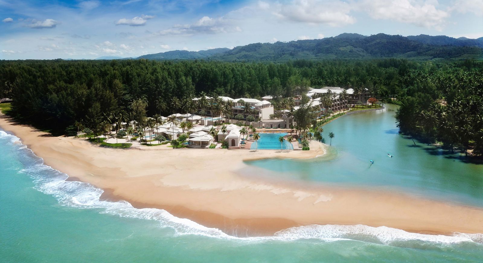 เทวาศรม เขาหลัก บีช รีสอร์ท แอนด์ วิลล่า ที่อยู่ระหว่างลากูนธรรมชาติและชายหาด
