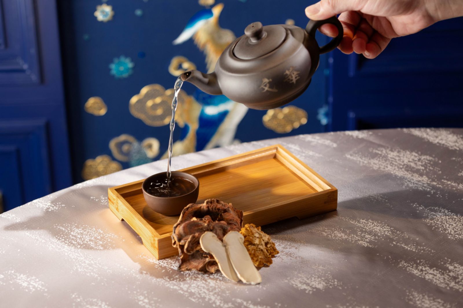 「文華廳」的「松茸愉耳黃耳燉雪蓮 」延續廣東傳統燉湯文化,以羊肚菌、胡蘿蔔、娃娃菜熬成的湯頭, 加入日本松茸,雲南的愉耳和黃耳,以及帶有膠質的雪蓮增加湯頭的滑潤,是一道味道清甜鮮美、清熱解暑的全素無麩質湯品。(Photo:台北文華東方酒店)