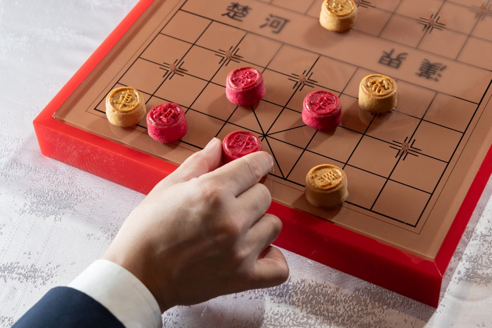 「文華廳」賓客最愛拍照打卡的甜點「棋逢敵手」將紫薯酥及鳳梨酥作為象棋旗子,上桌時更有乾冰的霧化效果,玩味十足。(Photo:台北文華東方酒店)