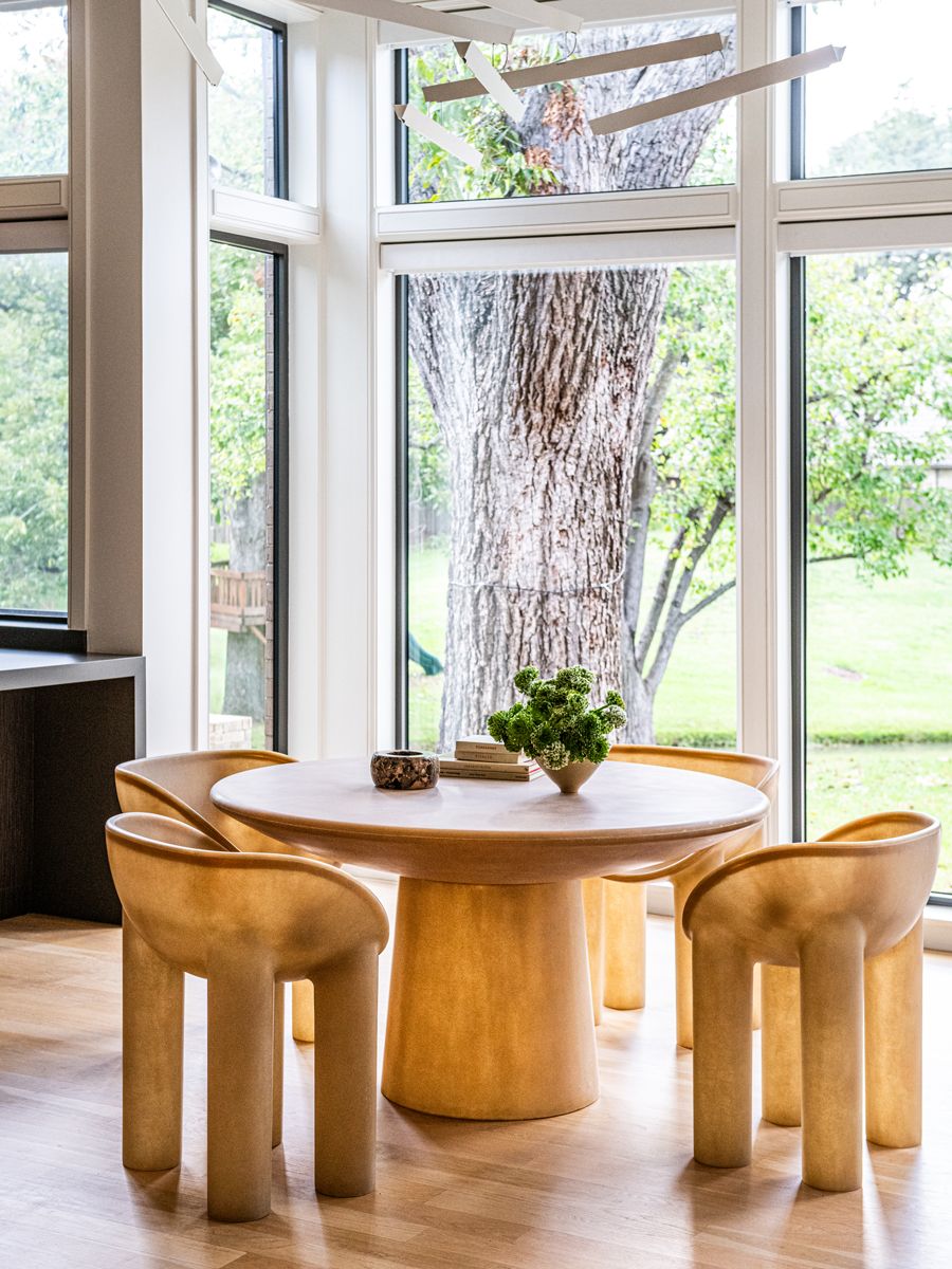 Faye Toogood’s fibreglass Roly-Poly dining chairs and table take on an almost luminous quality in the sunlight (Photo: Robert Tsai)