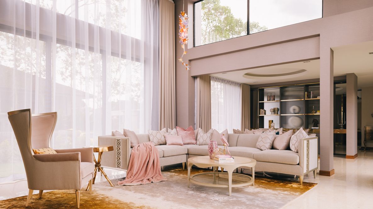 In the bungalow’s living room, subtle touches of pink on the soft furnishings and furniture lend sweetness to the overall look