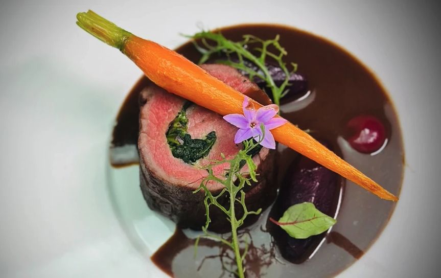 เมนู Smoked Chiang Rai Venison Tenderloin, Bacon, Spinach, Ma-Khwaen Red Wine Jus หนึ่งในคอร์สเทสติ้งเมนูของร้าน L'éléphant เชียงใหม่