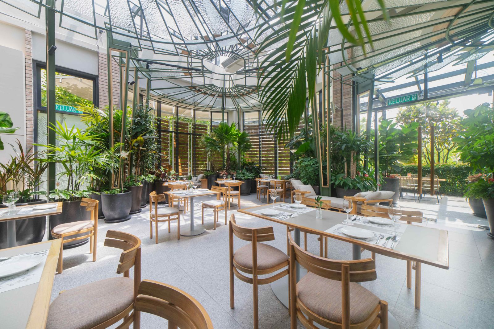 The private dining room recalls the serene ambiance of a traditional conservatory (Photo: Botanica+Co)