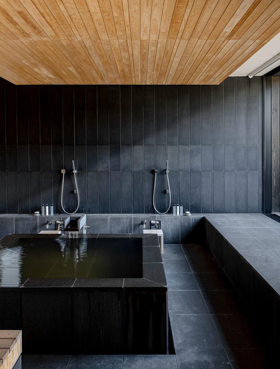 Spa hiện đại được thiết kế với bảng màu tương phản