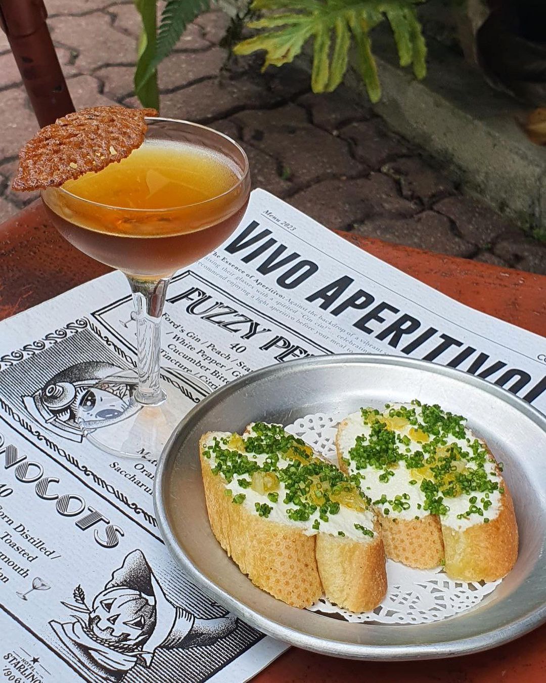 A cocktail and appetiser (Photo: Instagram / @coleylumpur)