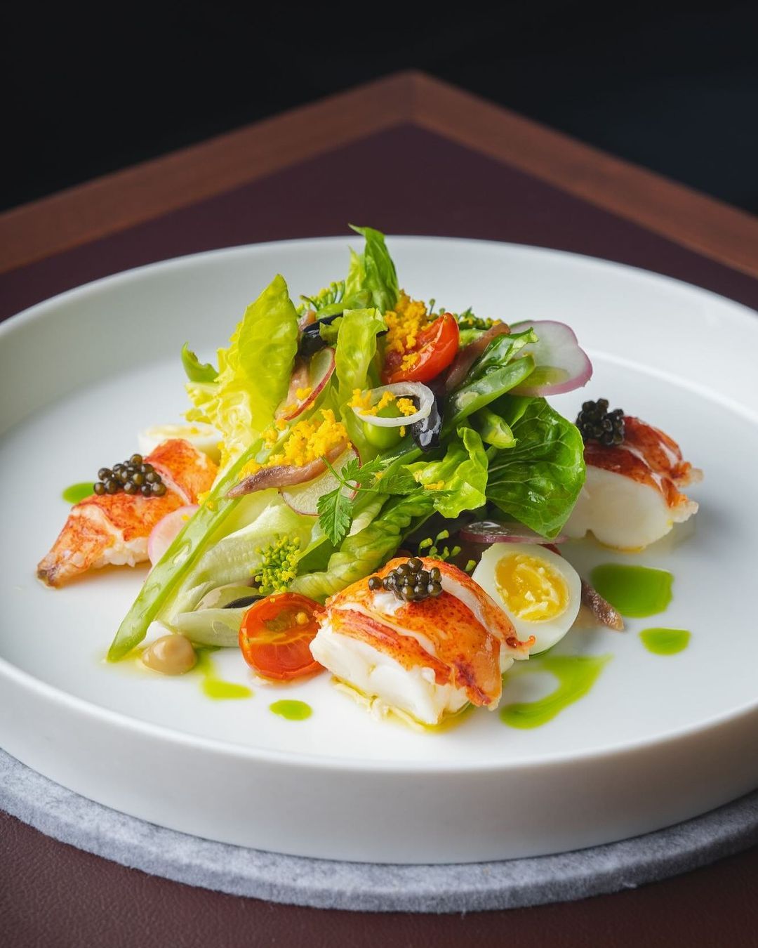 Lobster niçoise salad with anchoïade sauce and romaine lettuce (Photo: Instagram / @entierfrenchdining)