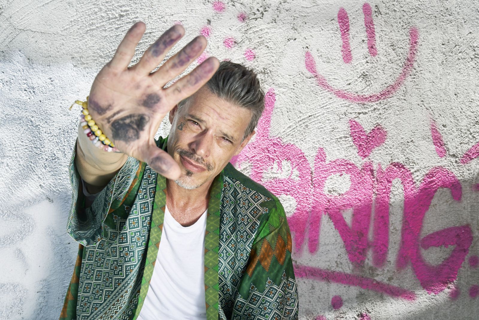 Today’s artist in focus is Dutch pop artist and sculptor Dominik Haring. What was initially a six-month stay in the Philippines when he was 24 turned into a permanent move, during which he has continuously evolved as an artist