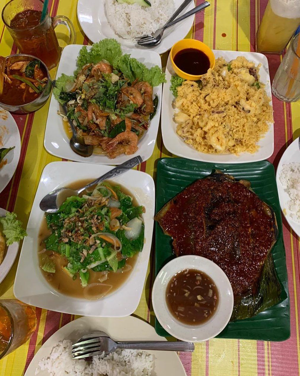 A spread of ikan bakar, sotong goreng tepung and more at Nabil Café (Photo: Instagram / @farahdfn)