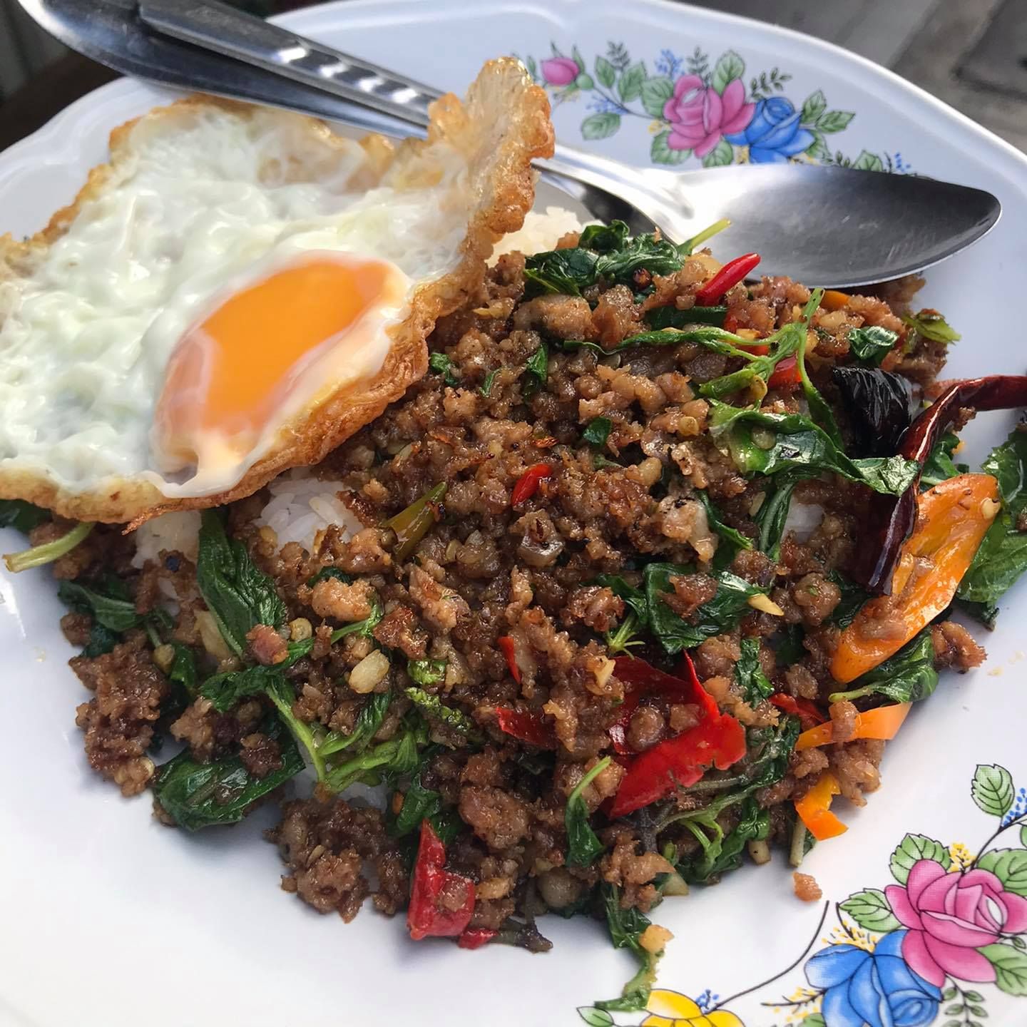 กะเพราแห้งเนื้อฉ่ำที่ปรับสูตรมาอย่างลงตัวที่ กะเพราตาแป๊ะ