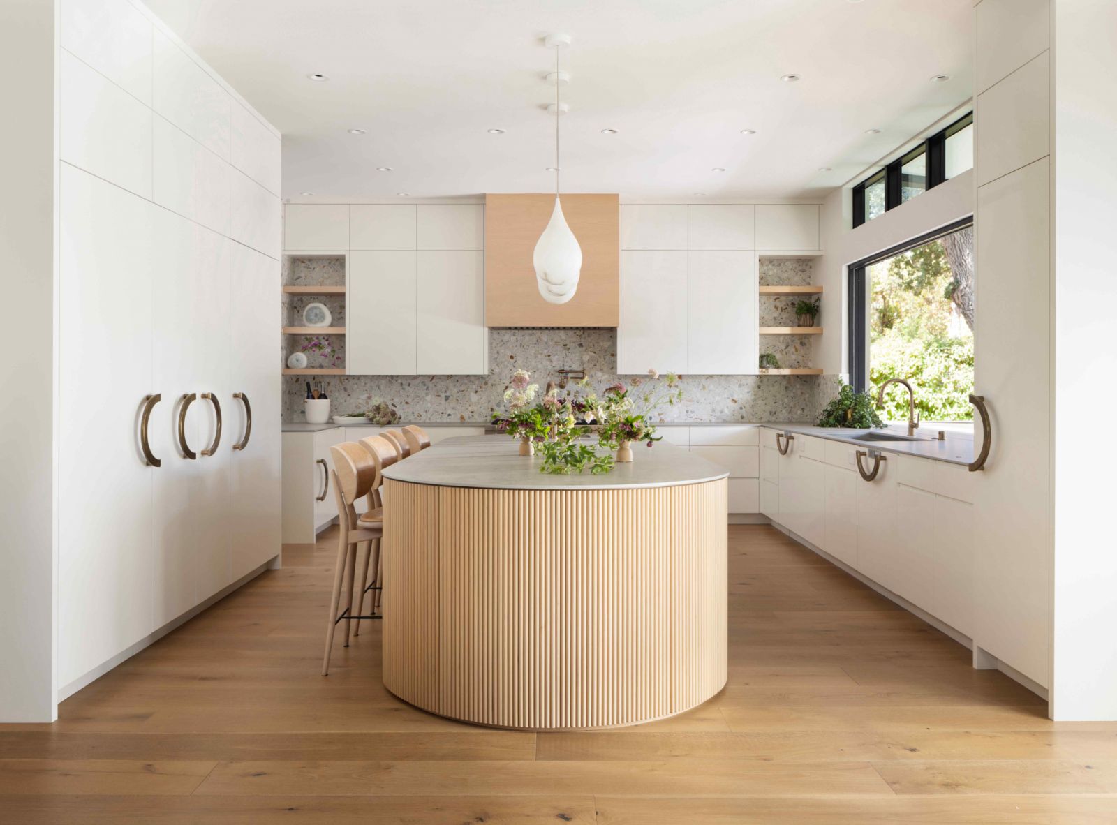 Minimalist design and contemporary aesthetic in the kitchen