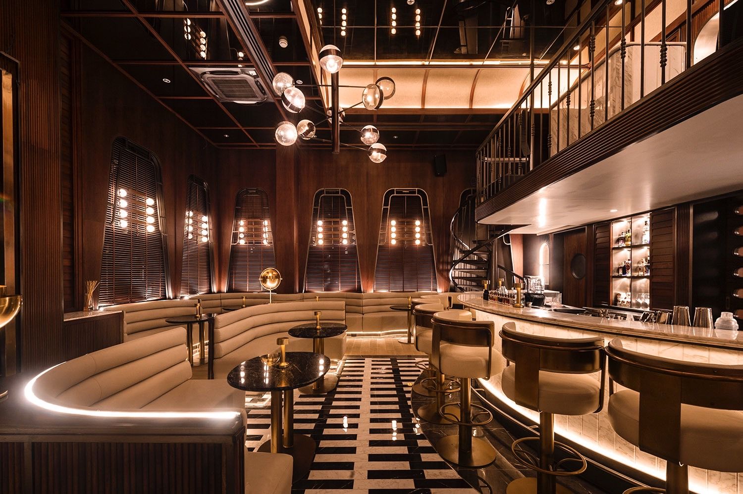  บรรยากาศบาร์ที่ทำให้รู้สึกเหมือนกำลังอยู่เรือสำราญ (ภาพ: Bar Voyage)