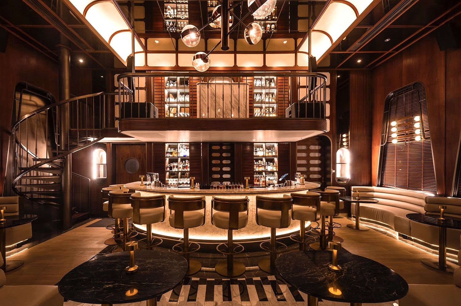  บรรยากาศบาร์ที่ทำให้รู้สึกเหมือนกำลังอยู่เรือสำราญ (ภาพ: Bar Voyage)